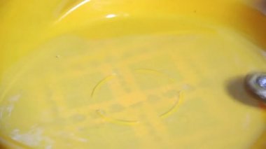 Çocukların popüler oyuncağı Beyblade 'in müşterek görüntüsü. İki Beyblade 'in çarpışması düz bir stilde arenada..