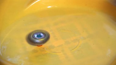 Çocukların popüler oyuncağı Beyblade 'in müşterek görüntüsü. İki Beyblade 'in çarpışması düz bir stilde arenada..