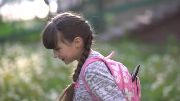 Mein Sommertraum Kleines Schulmädchen Spielt Mit Löwenzahn Auf Grünem Feld — Stockvideo