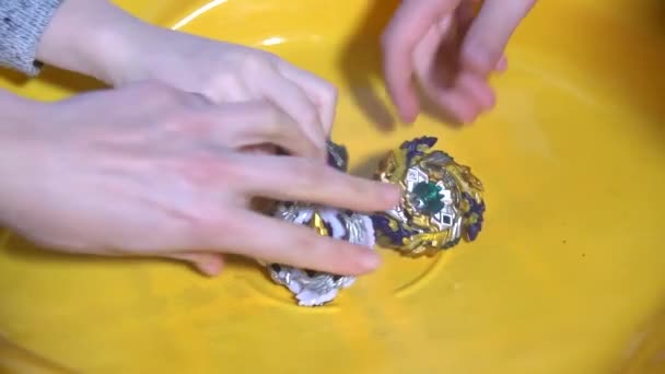 Immagine Collettiva Del Giocattolo Popolare Bambini Beyblade Battaglia Due Beyblade — Video Stock