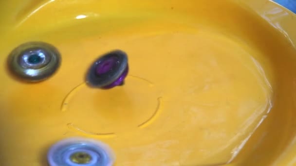 Immagine Collettiva Del Giocattolo Popolare Bambini Beyblade Battaglia Due Beyblade — Video Stock