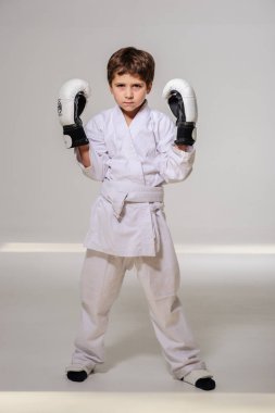 Boks eldivenli çocuk.