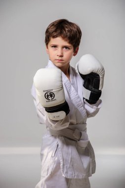 Boks eldivenli çocuk.