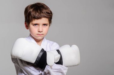Boks eldivenli çocuk.