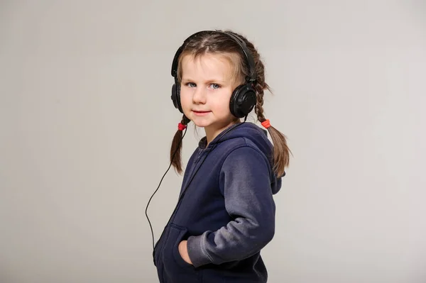 Sorrindo Menina Com Fones Cabeça Estúdio — Fotografia de Stock