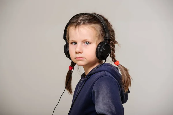 Leende Liten Flicka Med Hörlurar Studion — Stockfoto