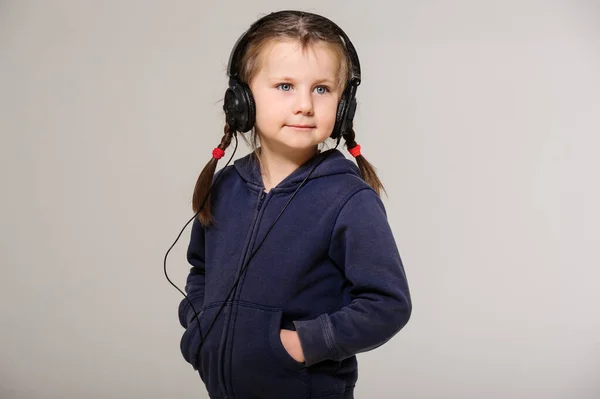 Leende Liten Flicka Med Hörlurar Studion — Stockfoto