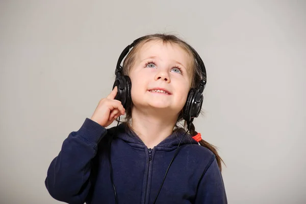 Sorrindo Menina Com Fones Cabeça Estúdio — Fotografia de Stock