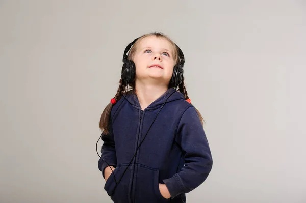 Sorrindo Menina Com Fones Cabeça Estúdio — Fotografia de Stock