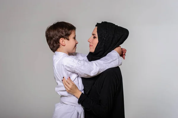 Porträt Der Mutter Und Ihres Chempionischen Boxersohnes — Stockfoto