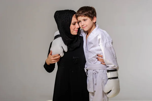 Portrait Motherand Her Chempion Boxer Son — Stock Photo, Image