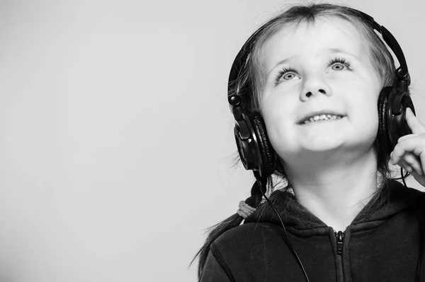 Uśmiechnięta Dziewczynka Słuchawkami Studio — Zdjęcie stockowe