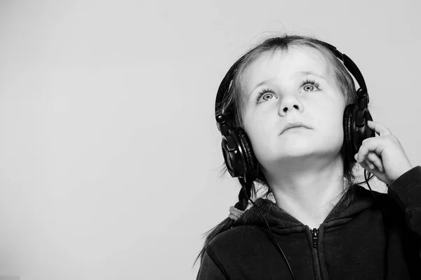 Leende Liten Flicka Med Hörlurar Studion — Stockfoto