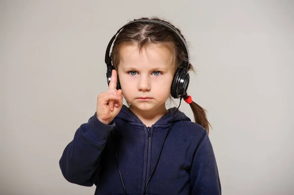 Sorrindo Menina Com Fones Cabeça Estúdio — Fotografia de Stock