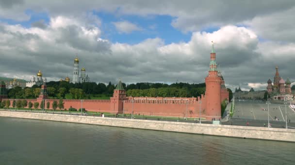Oigenkännlig avlägsen maratonlöpare mot ryska berömda landmärken: Kreml, Röda torget och Saint Basils katedralen. 4k bred sköt — Stockvideo