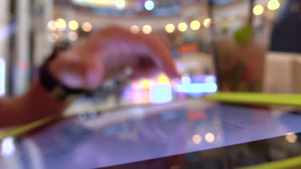 Жест рукой над планшетным компьютером в кафе. Bokeh фоновый 4K снимок — стоковое видео