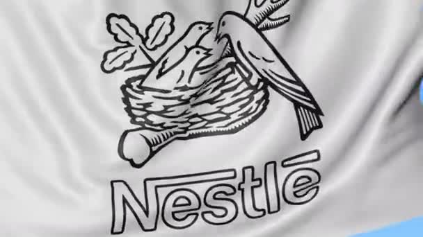 Primo piano della bandiera sventolante con logo Nestle, anello senza cuciture, sfondo blu. Animazione editoriale. 4K ProRes, alfa — Video Stock