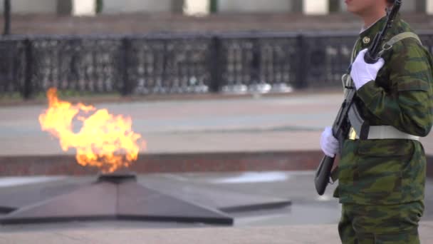 Fuego conmemorativo y soldado armado. Super cámara lenta tiro largo — Vídeo de stock