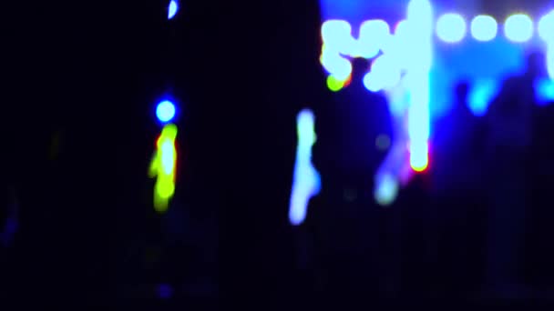 Intreepupil mensen silhouetten rubriek voor nacht show. 4 k achtergrond bokeh-shot — Stockvideo