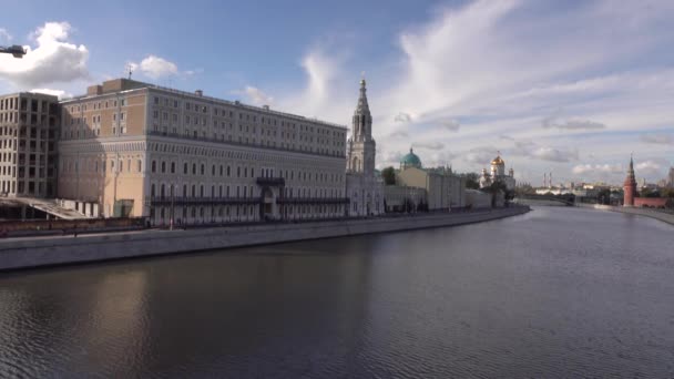 Avlägsna staden maratonlöpare i Moskva. 4k sköt — Stockvideo