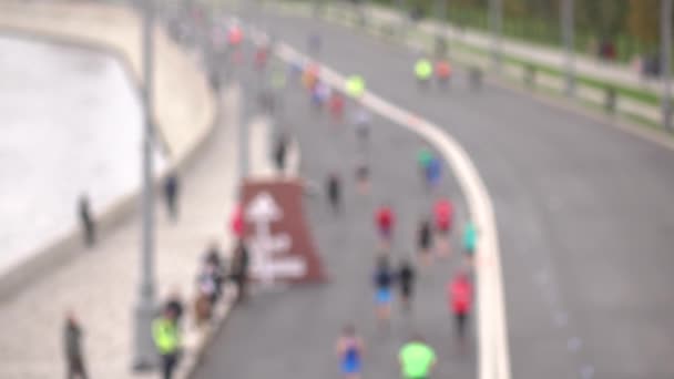 Des coureurs de marathon déconcentrés. Concept de concurrence. 4K fond bokeh vidéo — Video