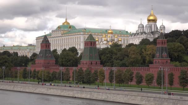 Verre amateur marathonlopers tegen Russische landmark Kremlin van Moskou. 4k schot — Stockvideo