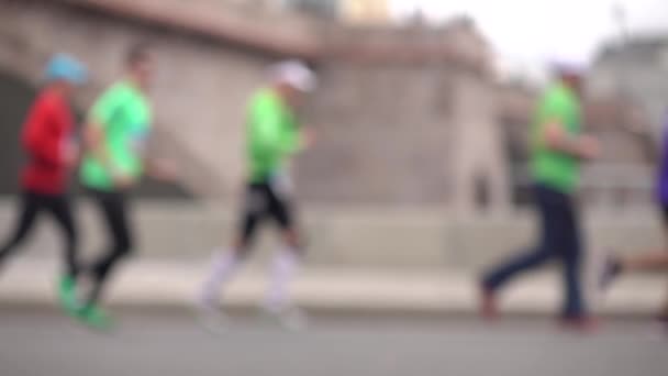 Oigenkännlig suddig city marathonlöpare. Konkurrens-konceptet. Super slow motion sköt — Stockvideo