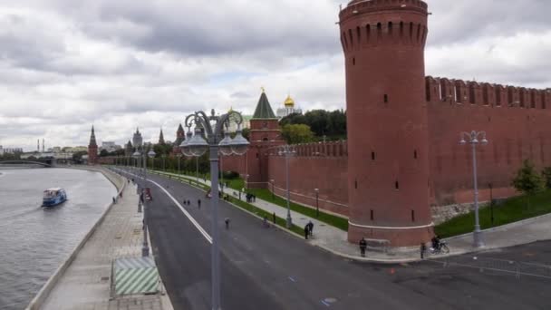 Stad marathonlopers tegen Russische landmark - Kremlin van Moskou. 4 k timelapse — Stockvideo