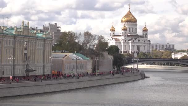 Meerdere marathonlopers en Russische landmark Moskou kathedraal van Christus de Verlosser. 4k schot — Stockvideo