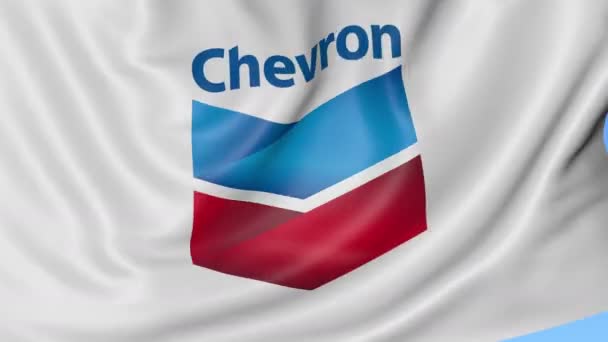 Primo piano della bandiera sventolante con logo Chevron Corporation, anello senza cuciture, sfondo blu. Animazione editoriale. 4K ProRes, alfa — Video Stock