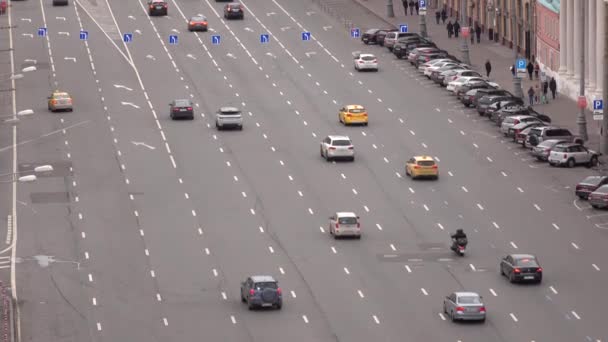 Rusko, Moskva - 25 září 2016. Více pruhy jednu jednosměrnou ulicí v centru města. Městské dopravy, nedbalé jízdy, zobrazit shora 4 k videa — Stock video