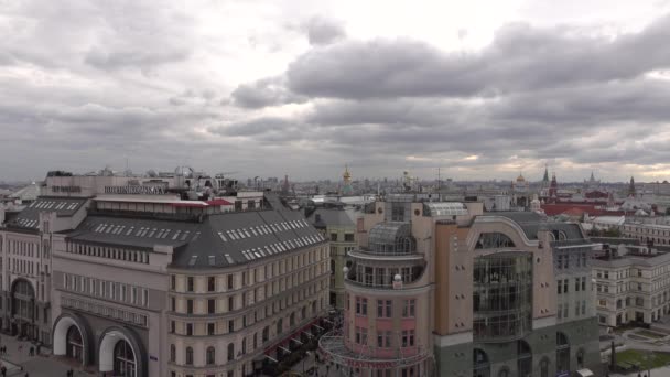 Rusko, Moskva - 25 září 2016. Hotel Nikolskaya. Městské centrum střechy a vzdálené Kremlu. 4k video — Stock video