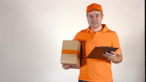 Um mensageiro bonito de uniforme laranja a entregar uma encomenda. 4K tiro, isolado — Vídeo de Stock