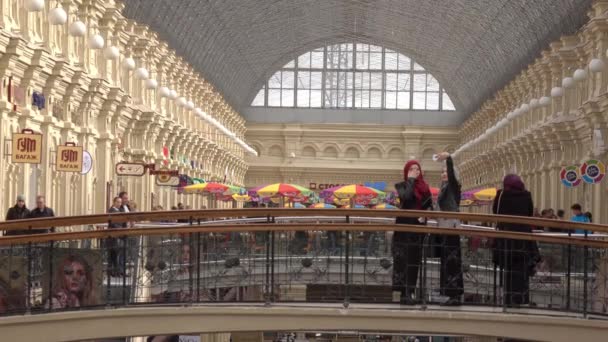 Rusko, Moskva - 25 září 2016. Dvě mladé hijabi muslimské ženy takže selfie v Gum - historické hlavní obchodní dům na Rudém náměstí. 4k video — Stock video