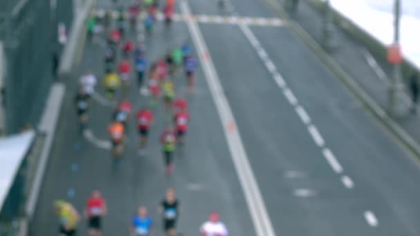 Corredores de maratón de ciudad borrosa irreconocibles. Concepto de competencia. Fondo de cámara lenta bokeh disparo — Vídeo de stock