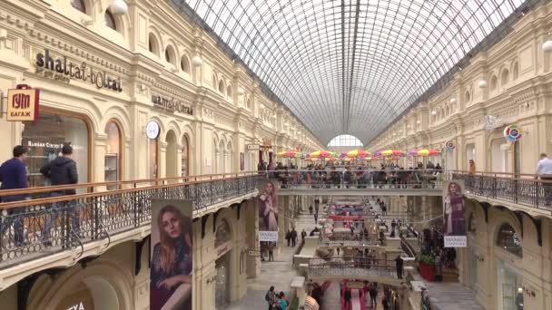 Rusko, Moskva - 25 září 2016. Interiér gumy - historické hlavní obchodní dům na Rudém náměstí. 4k video — Stock video