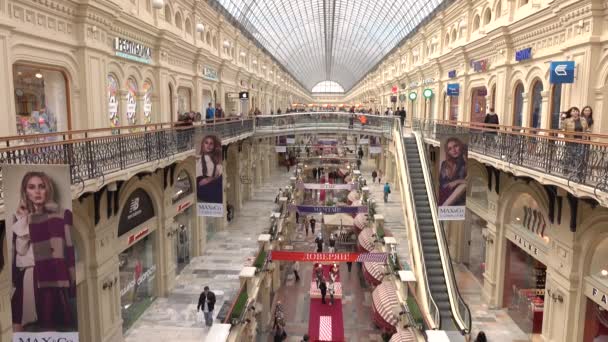 RUSIA, MOSCÚ - 25 DE SEPTIEMBRE DE 2016. GUM - histórico almacén principal en la Plaza Roja. Vídeo 4K — Vídeo de stock