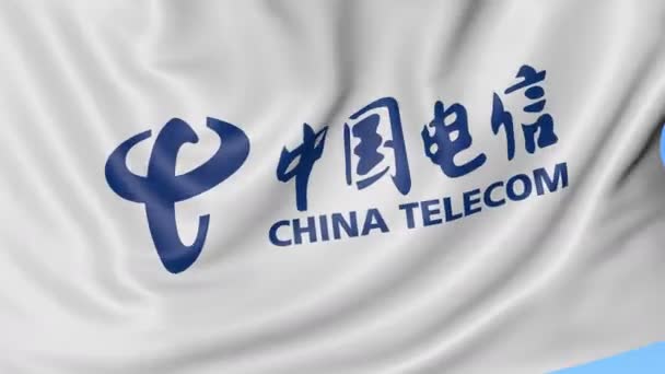 Primer plano de la bandera ondeante con el logotipo de China Telecom, lazo sin costuras, fondo azul. Animación editorial. 4K ProRes, alfa — Vídeo de stock