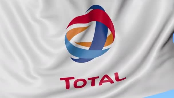 Primer plano de la bandera ondeante con el logotipo de Total S.A., lazo sin costuras, fondo azul. Animación editorial. 4K ProRes, alfa — Vídeo de stock