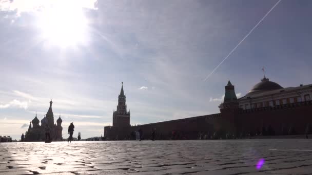 Τουρίστες που επισκέπτονται το Κρεμλίνο της Μόσχας και την Κόκκινη πλατεία. Ρωσική διάσημα ορόσημα και κορίτσι τουριστικά σιλουέτες το πρωί. 4 k χαμηλή γωνία ευρύ πλάνο — Αρχείο Βίντεο
