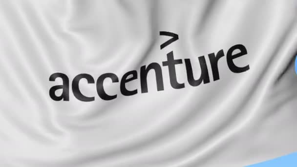 Primer plano de la bandera ondeante con el logotipo de Accenture, lazo sin costuras, fondo azul. Animación editorial. 4K ProRes, alfa — Vídeo de stock