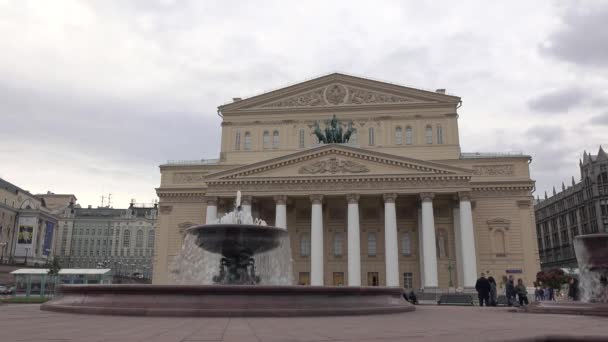 Rusland, Moskou-september, 25, 2016. Beroemde Bolshoi Theater gevel en de fontein op bewolkte dag 4k video — Stockvideo