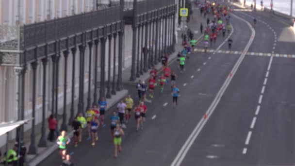 Defocused city marathon runners. Healthy lifestyle concept. 4K background bokeh video — Stock Video