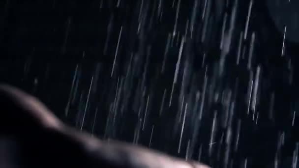 男の手のひらに当たるシャワードロップのスーパースローモーションビデオ — ストック動画