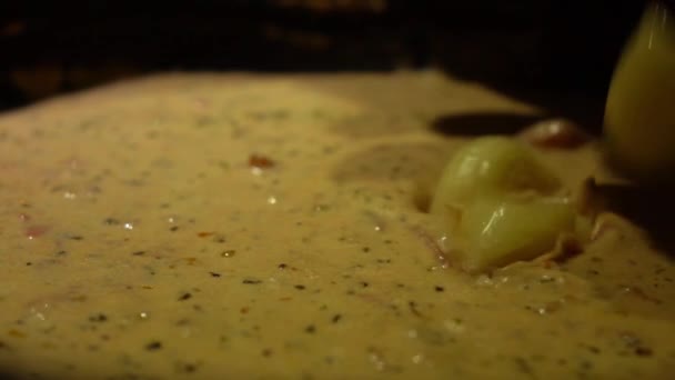 Розливання рогів макаронних виробів у соус. Повільне відео руху — стокове відео