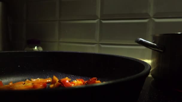 Frying cut sweet pepper pieces 4K video — Stock Video