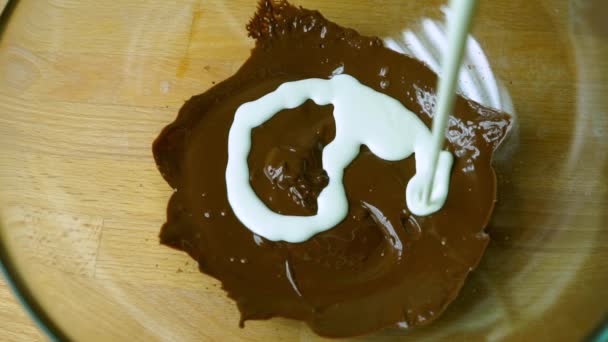 Chocolade saus maken in een glazen kom, Top uitzicht close-up — Stockvideo