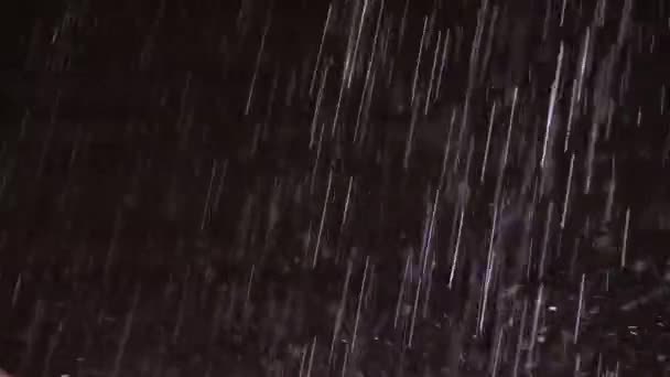 Vídeo em câmera lenta super de gotas de chuveiro batendo uma mão de homem — Vídeo de Stock