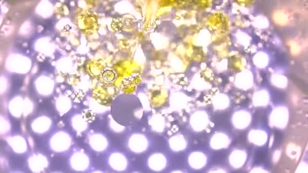 여러 스폿 라이트 배경, 상단보기에 대해 물에 기름을 붓는다. 과학적 실험 개념. 슬로우 모션 비디오 — 비디오