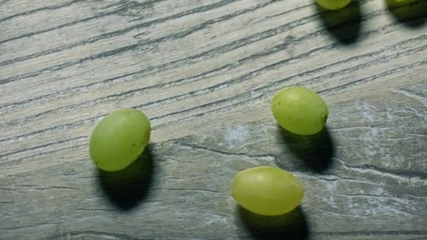 Ramo de uvas verdes y copa de vino vacía. Concepto de bodega o vinificación. 4K tiro de cerca — Vídeo de stock